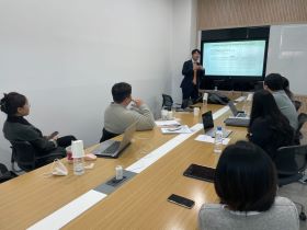 発表する伊藤文人講師
